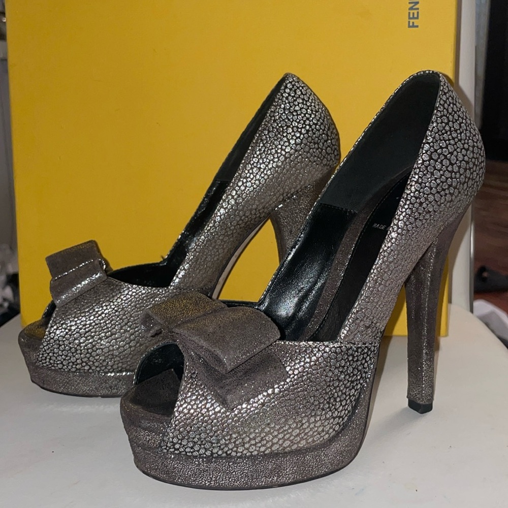 Fendi Vintage Y2k Silver Bow Shimmer Open toe Pumps sz 37.5